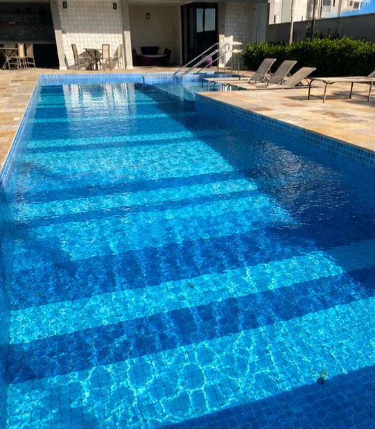 Piscina e área comum de condomínio conservadas e bem cuidadas